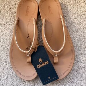 OluKai Women's Tan Leather Thong Sandals with Contrast Trim NWT